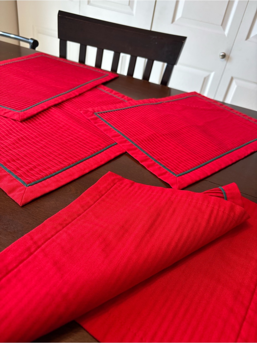 VTG Christmas Holiday Red Pleated Fabric Placemat Dark Green Border Festive 4pcs